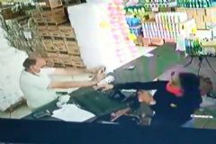 Criminoso de 54 anos invade loja no centro da Cidade agride funcionária e rouba telefones celulares