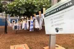 Grupo de amigos em São Manuel monta 'varal solidário' de máscaras em praça publica 