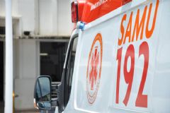 Equipe médica do SAMU atende cidadão que deu tiro em seu próprio pé