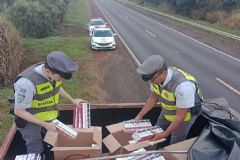 Polícia Rodoviária apreende em São Manuel, caminhão com 240 mil maços de cigarros contrabandeados