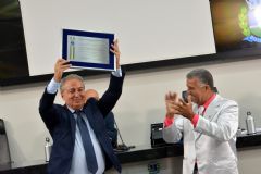 Em sessão solene, empresário Luiz Fabiano Zaccarelli Cunha recebe Título de Cidadão Botucatuense 