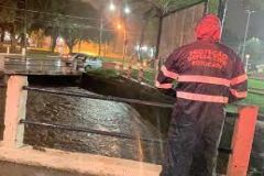 Força da tempestade em Botucatu alaga ruas e destrói ponte nas imediações do Terminal Rodoviário