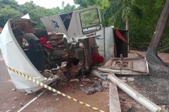 Corpo de Bombeiros resgata motorista preso nas ferragens de caminhão em bairro de São Manuel