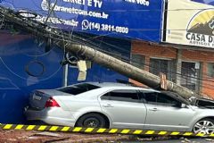 Condutor perde controle do carro e bate contra poste de energia elétrica na Vila dos Lavradores