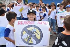 Alunos de escola municipal fazem caminhada de conscientização contra o mosquito da dengue