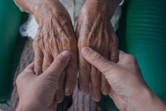 Junho Violeta em Botucatu alerta para a conscientização e combate à violência contra os idosos