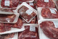 Câmaras de sistema de segurança de supermercado flagra indivíduo furtando 16 peças de carne