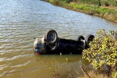 Condutor perde controle de direção e automóvel cai em uma lagoa entre Botucatu e Pardinho