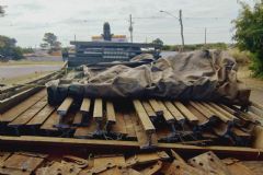 Polícia Civil investiga acidente envolvendo caminhão carregado de trilhos de trem, na serra de Botucatu 
