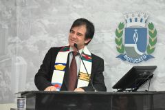 Em sessão solene legislativa, reverendo Clayton Leal da Silva recebe Título de Cidadão Botucatuense
